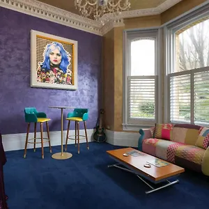 Vibrant Bohemian Seafront Flat Apartment